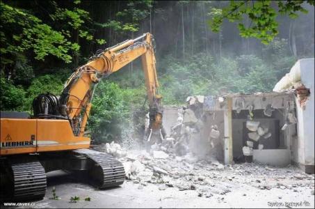 Demolice staré provozní budovy Punkevních jeskyní
