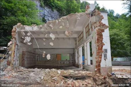 Demolice staré provozní budovy Punkevních jeskyní