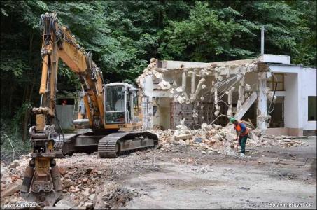 Demolice staré provozní budovy Punkevních jeskyní