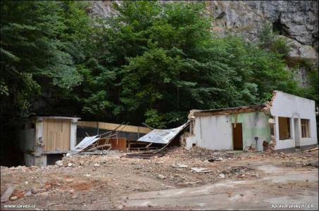 Demolice staré provozní budovy Punkevních jeskyní