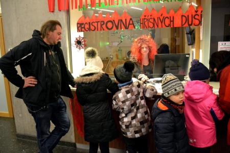 S čerty jsou v Punkevních jeskyních žerty, leden 2020